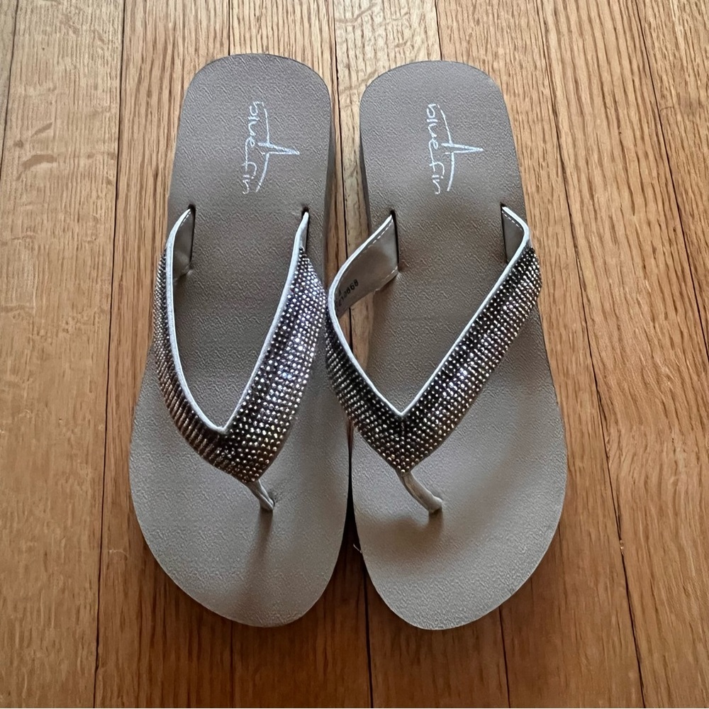 bluefin blue fin beige gemmed flip Flop Thong sandals Wmn so 8 Beach Babe